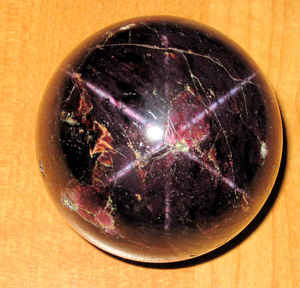 Star Garnet The "Star of Idaho" - reported to be 3322 carats and the world's largest six-rayed star garnet.